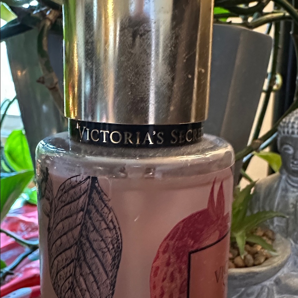 Victoria's Secret Blushing Berry Magnolia Mist - Pink Floral 8.4oz - Picture 7 of 7